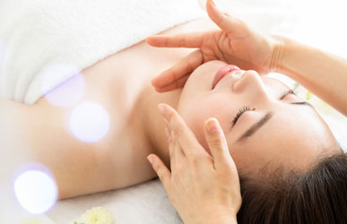 フェイシャル施術